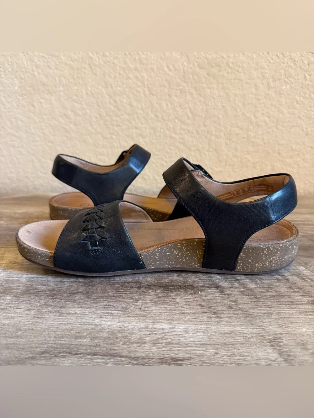 Clarks Un Perri Way Sandals Braided Leather straps cushioned Footbed
